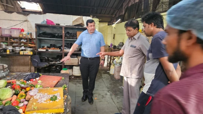 इंदौर में होटल-रेस्टारेंट की रसोई में गंदगी का खेल, मिले चूहे के निशान और कॉस्मेटिक गुलाब जल