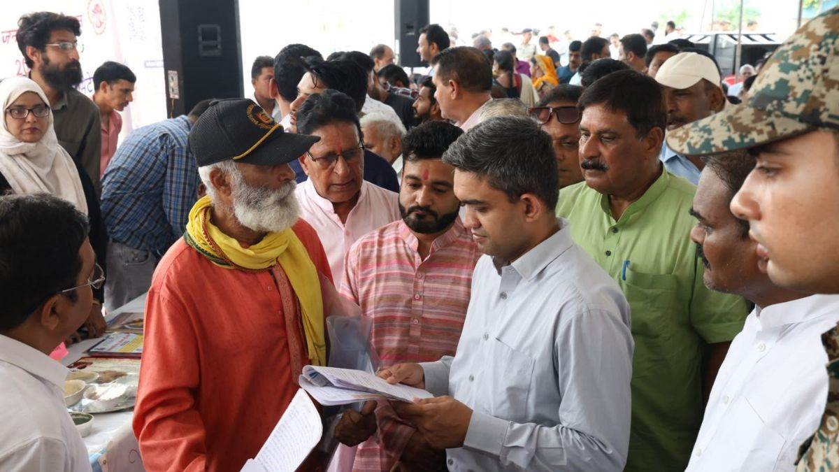 '2 सीएफएल पर 1500 बिल, टीवी चलाएं तो 2000 पार': भोपाल में नारियलखेड़ा के जनविश्वास शिविर में छलका जनता का दर्द