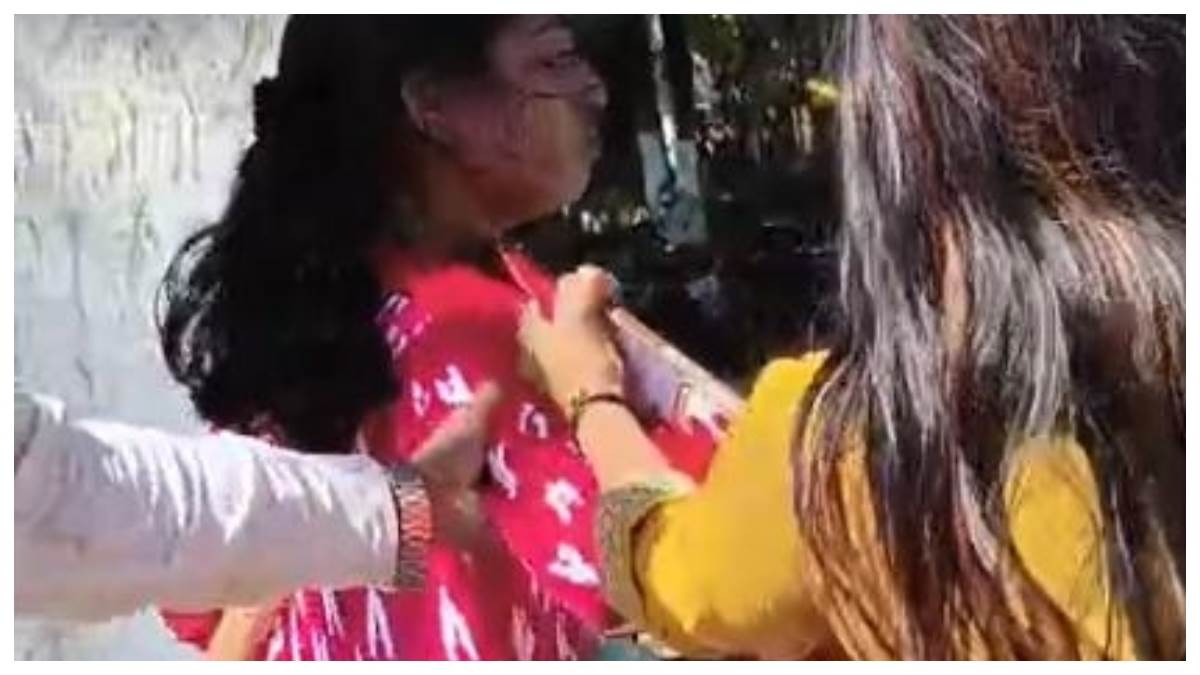 बिलासपुर कलेक्टोरेट के सामने ननद-भौजाई में लात-घूंसे, CCTV में कैद, बच्चों को सड़क पर छोड़ भागा पिता