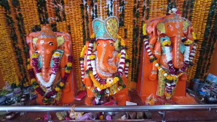 204 साल पुरानी आस्था का साक्षी : महेश्वर में नर्मदा नदी की बाढ़ में मंदिर ढहकर बह गया, नहीं डिगे लाभ-शुभ संग विराजे विघ्नहर्ता