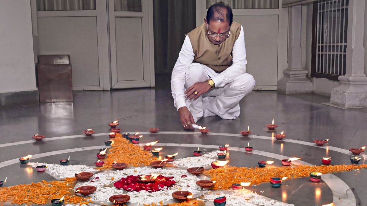 पीएम मोदी के सार्वजनिक जीवन के 25 वर्ष पूर्ण: रायपुर में जले 25 लाख दीप, छत्तीसगढ़ ने बनाया विश्व रिकॉर्ड