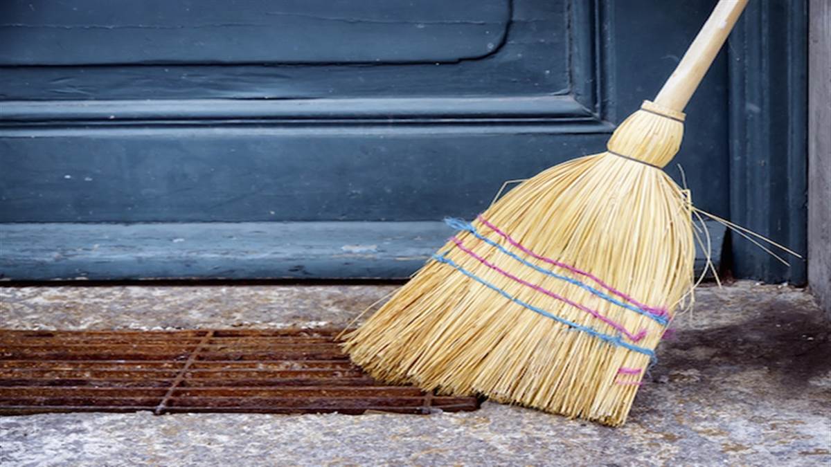 Broom Vastu जान लें झाड़ू पोछा लगाने के ये जरूरी नियम, वरना रूठ कर चली