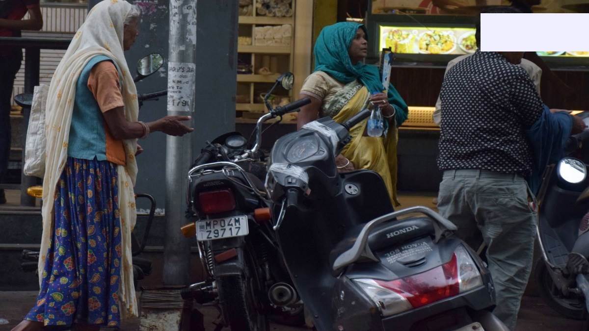 Bhopal में भीख मांगने पर सख्ती: लालघाटी चौराहे पर चला अभियान, दोबारा पकड़े गए तो होगी एफआईआर