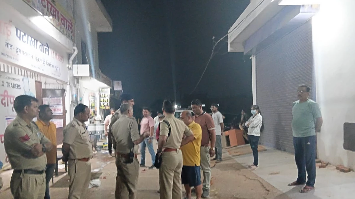 रीवा शहर में रिहायशी इलाके में मिला पटाखों का जखीरा, पुलिस ने छापा मारकर 10 लाख का सामान किया जब्त