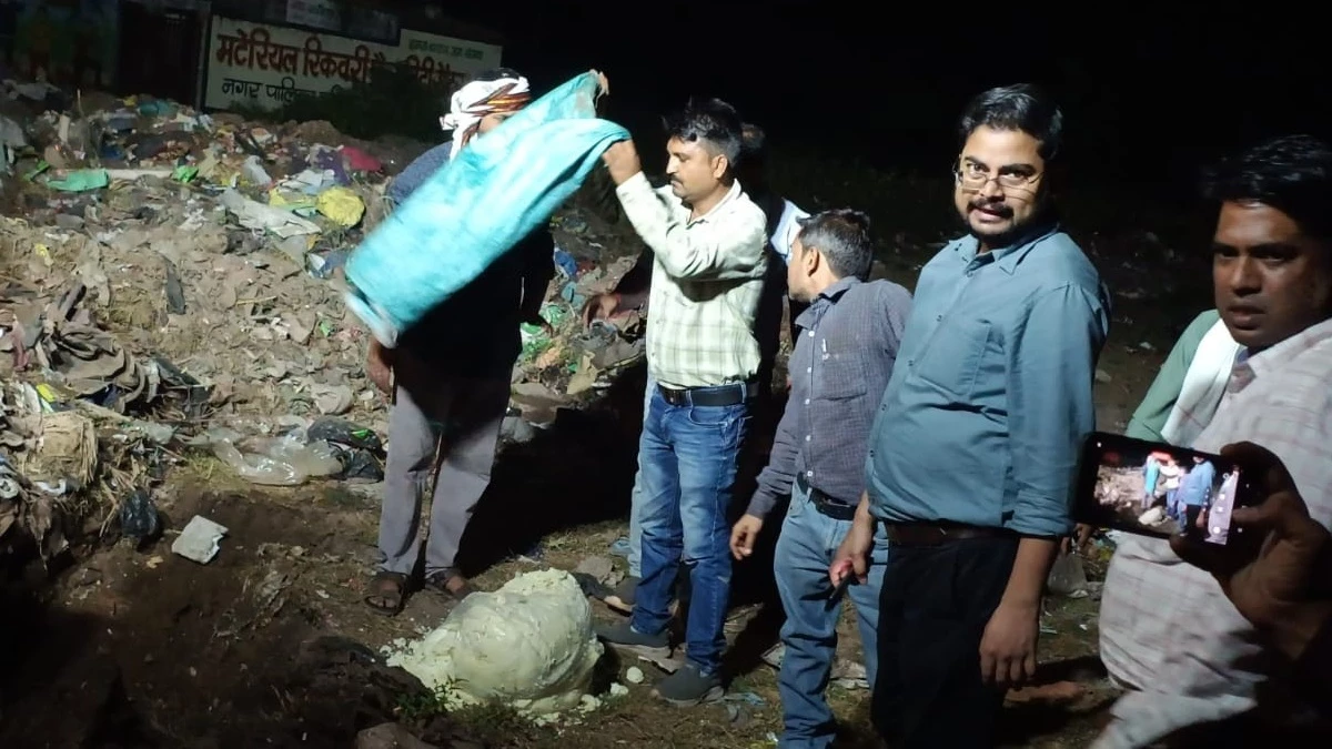 अधिकारियों को आता देख दुकानदार ने छत और बाथरूम में फेंका 120 किलो मिलावटी मावा