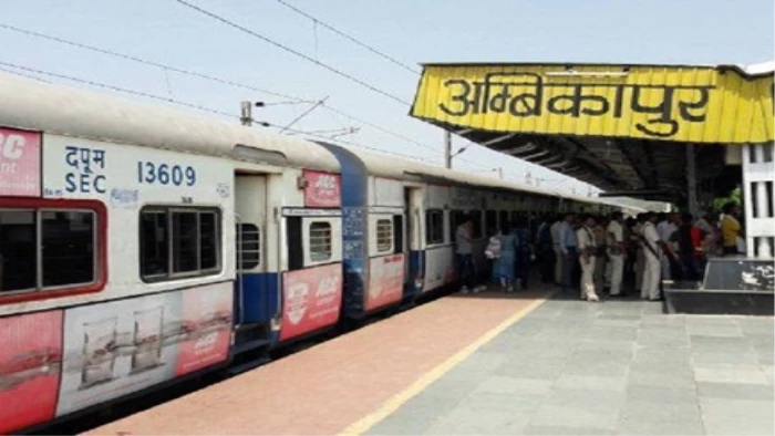 दुर्ग-अंबिकापुर एक्सप्रेस की लेटलतीफी से यात्री परेशान, ऑनलाइन सुबह आठ बजे दिखी, स्टेशन पर साढ़े दस बजे पहुंची