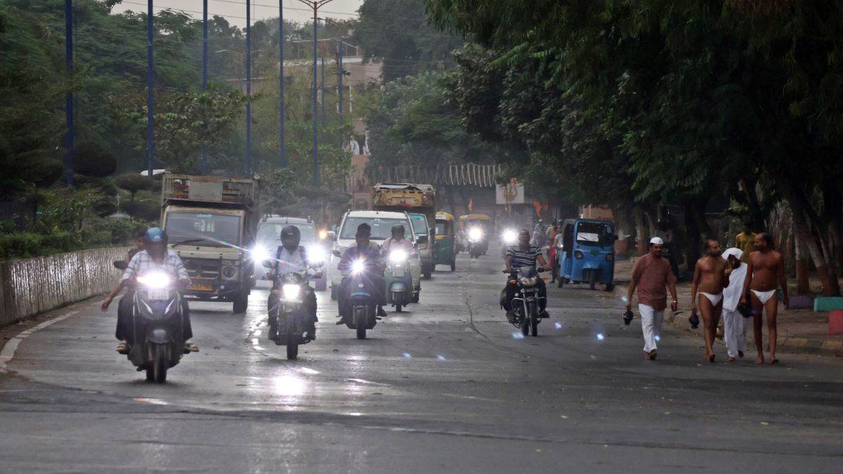 इंदौर में बादलों ने बदला मौसम का मिजाज, लंबे अंतराल बाद बरसी बूंदें, उमस से मिली राहत, दशहरे के बाद बढ़ेगी ठंडक