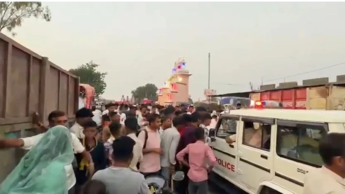 मंदसौर में चूनर यात्रा में शामिल 6 साल के बालक को ट्रक ने कुचला, गुस्साए लोगों ने वाहन में लगाई आग, रास्ता किया जाम