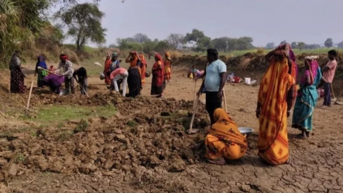 मनरेगा का भुगतान अटकने से गांवों में थमे विकास के पहिये, केंद्र से 1,500 करोड़ का फंड लंबित, ठेकेदारों ने रोकी सप्लाई