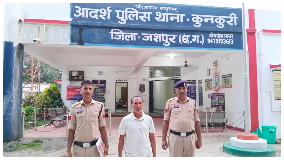 जशपुर: फेसबुक पर आपत्तिजनक पोस्ट, शिक्षक हेमंत बेदी गिरफ्तार, विहिप ने की थी शिकायत