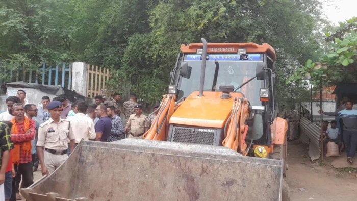 राजनांदगांव में गोवंश के कटे सिर मिलने के बाद पुलिस का एक्शन, आरोपी आरिफ कुरैशी की दुकान पर चला बुलडोजर