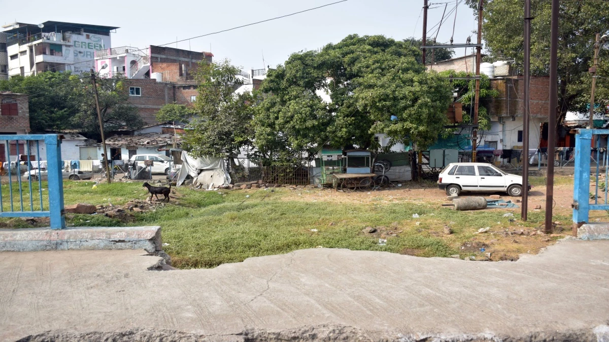 भोपाल की पहचान वीआईपी रोड की हवेली को असामाजिक लोग बना रहे हैं, नगर निगम मौन