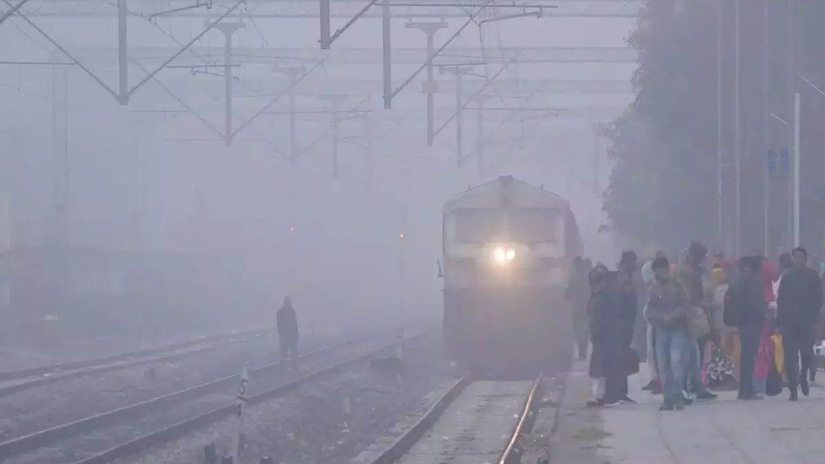 Train running Late: दिल्ली में घने कोहरे के कारण रेंग रही ट्रेनें… 26 गाड़ियां घंटों लेट, देखें लिस्ट