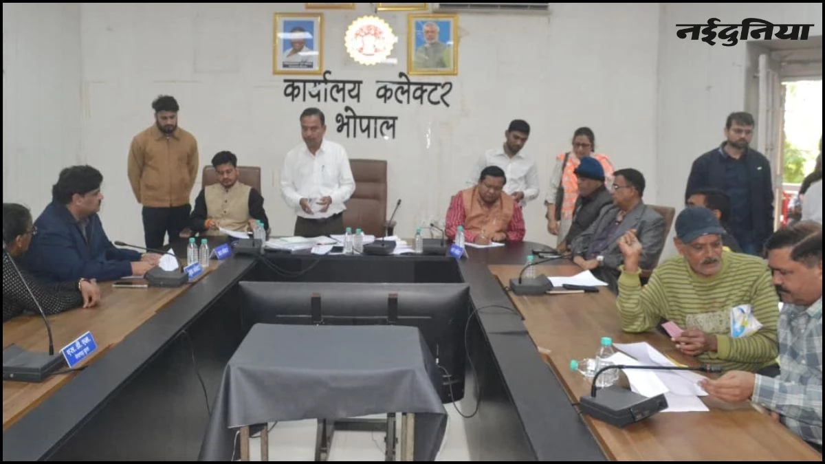 'साहब मेरा पति बांग्लादेशी महिला के साथ...', कलेक्टर के सामने पत्नी ने लगाई न्याय की गुहार, मारपीट का भी लगाया आरोप