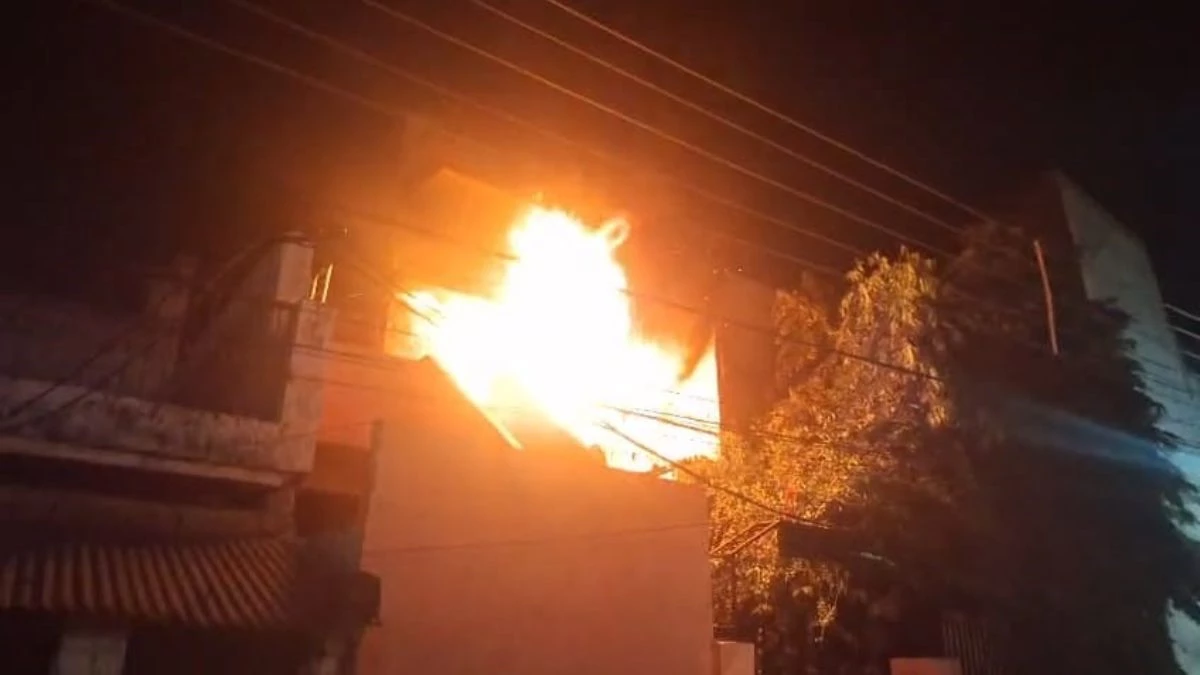CG: बिलासपुर में शॉर्ट सर्किट से लगी आग, महिलाओं और बच्चों ने बालकनी से भागकर बचाई जान