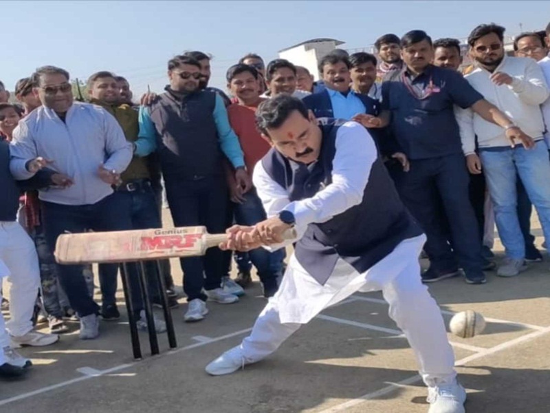 दतिया में कलेक्टर की गेंदों पर गृहमंत्री ने लगाए चौके छक्के - The Home  Minister hit fours and sixes on the collector s balls in Datia