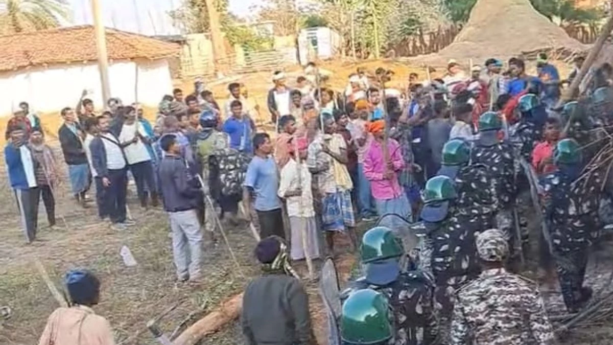 कांकेर में सुलग उठा मतांतरण विवाद, दफनाया गया शव कब्र से बाहर निकाला, हिंसक झड़प के बाद इलाके में धारा 144 लागू