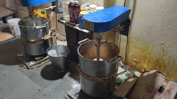 इंदौर में सेहत से खिलवाड़ पर प्रशासन का डंडा, गंदगी के बीच बन रहे थे केक-बिस्किट, ओमकार बेकरी पर छापा
