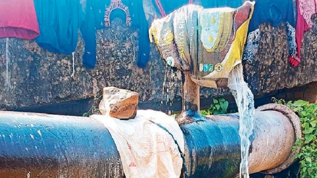 Clean Water Campaign: जबलपुर में फूटी पाइपलाइन बनी धोबीघाट, अनदेखी से अनहोनी होने का खतरा