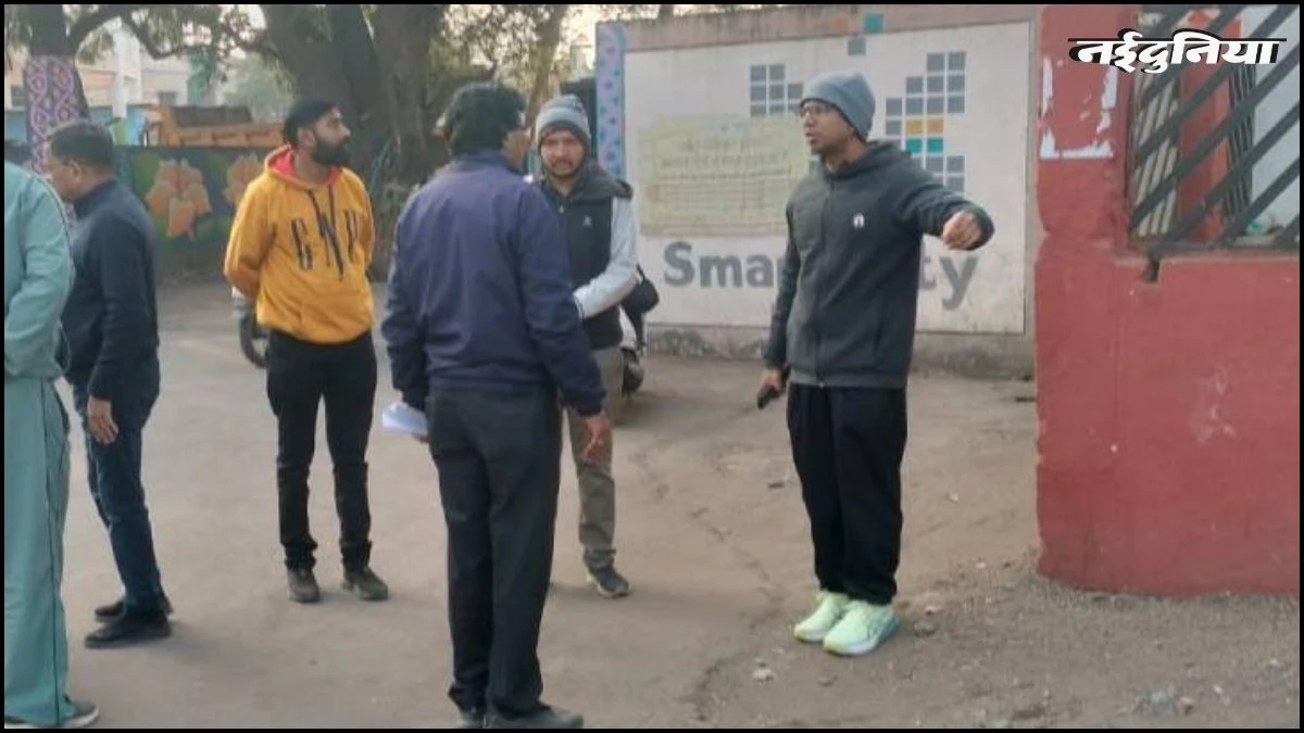 सड़कों पर गंदगी देख नाराज हुए निगमायुक्त, दो दारोगाओं का वेतन काटने का दिया आदेश, कहा- लापरवाही बर्दाश्त नहीं करेंगे