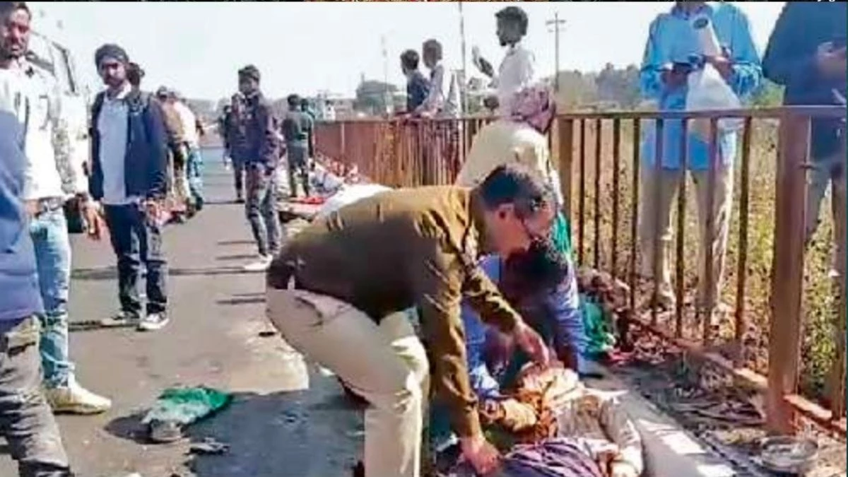 जबलपुर सड़क हादसे में घायल 5वीं महिला ने तोड़ा दम, श्रमिकों का जबलपुर-मंडला मार्ग में प्रदर्शन कर लगाया जाम