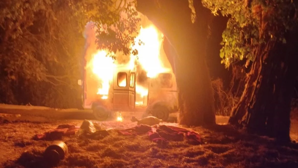 CG में चलती टाटा मैजिक में लगी भीषण आग, आठ लोग समय रहते सुरक्षित बाहर निकले, चंद्रपुर मंदिर दर्शन को जा रहे थे यात्री