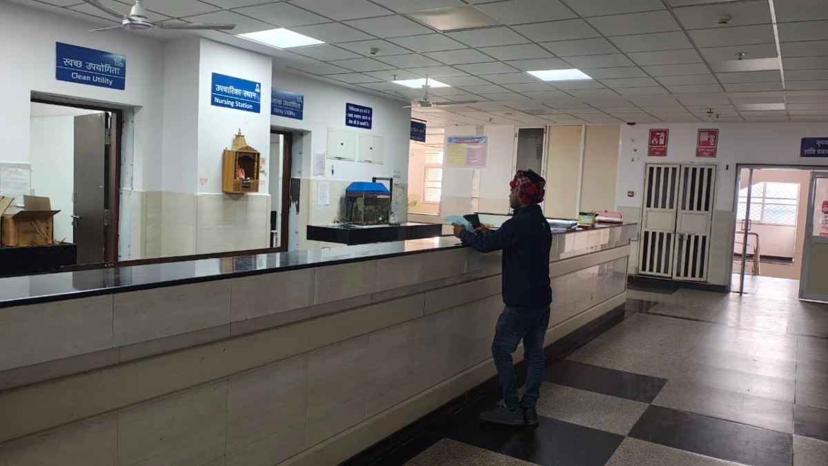 ग्वालियर की स्वास्थ्य सेवा खुद 'इलाज' की मोहताज, जया आरोग्य में स्ट्रेचर खींचते परिजन, बेड के लिए घंटों इंतजार