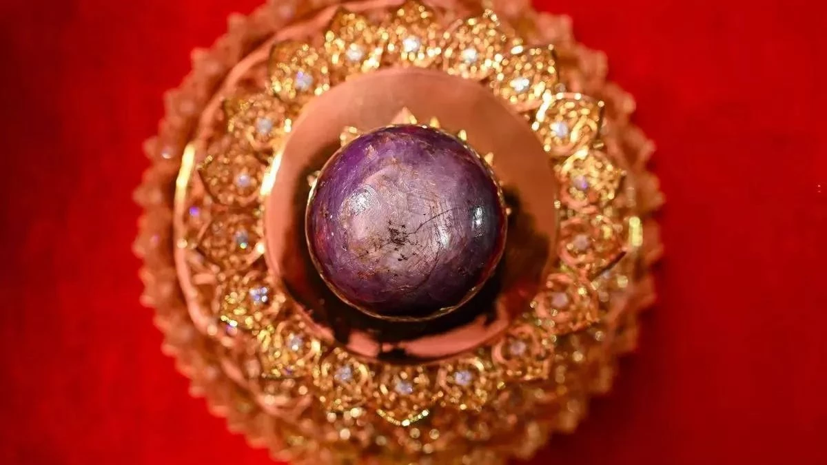 भारत के पड़ोसी देश में मिला नायाब खजाना, खुदाई में निकला 3,563 कैरेट का नीलम, कीमत जानकर पैरों तले खिसक जाएगी जमीन!