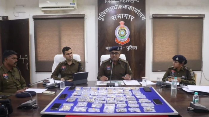 चाचा और बहन के घर डलवाई डकैती, CG में मास्टरमाइंड ने अपने ही परिवार को बनाया निशाना... 93 लाख का सोना-चांदी और कारें जब्त