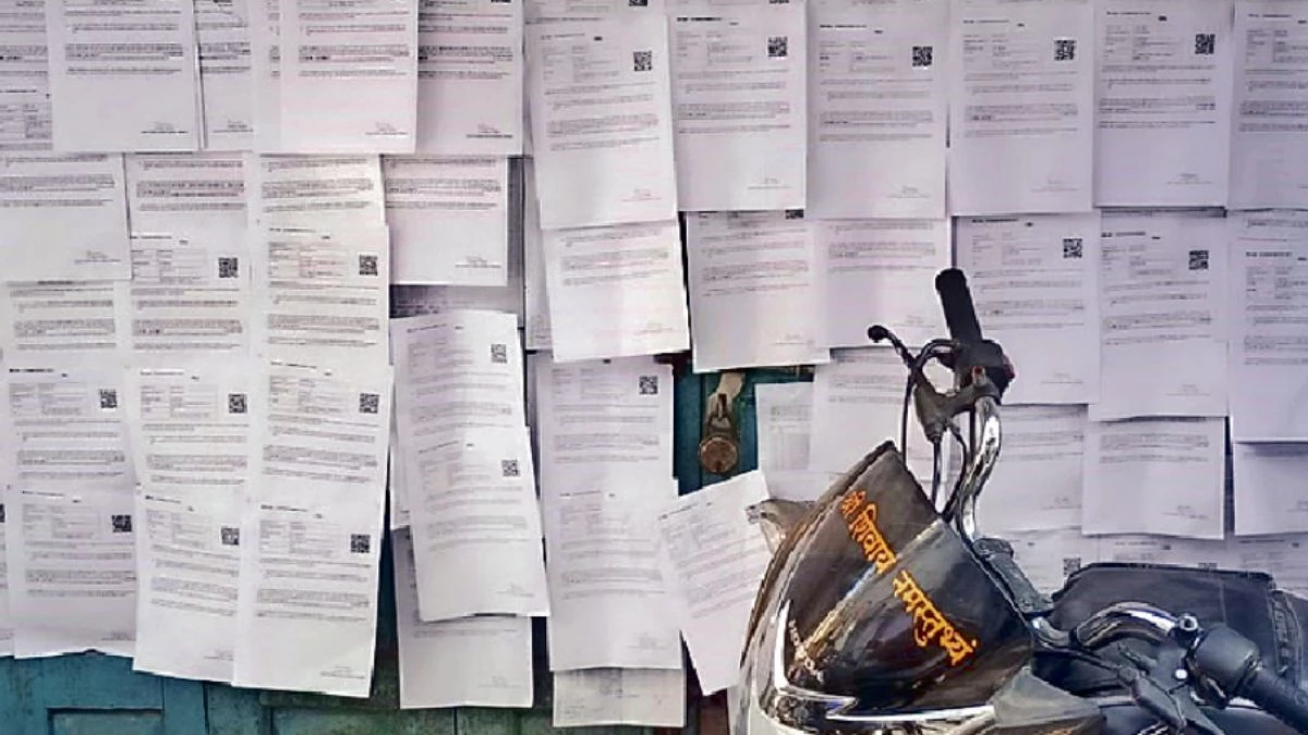 बीएलओ को नहीं मिल रहे मतदाता तो निगम के सभापति के घर के बाजू की दीवार और बिजली के खंभों पर लगा रहे नोटिस