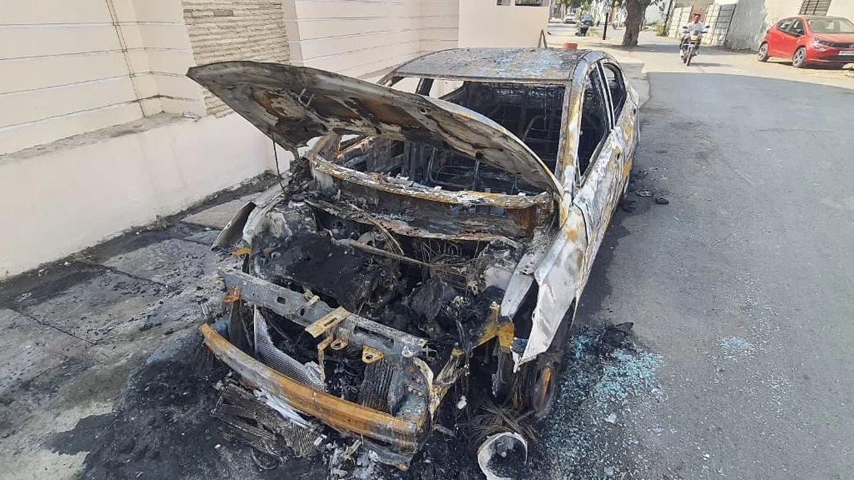 उज्जैन में बदमाशों ने फूंक दी कारोबारी की 11 लाख रुपये की कार, एक ने आग लगाई, दूसरा वीडियो बनाता रहा