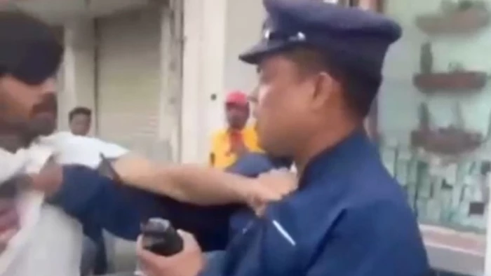 ट्रैफिक जवान ने जड़ा थप्पड़ तो युवक ने भी किया पलटवार, अंबिकापुर की घटना का वीडियो वायरल