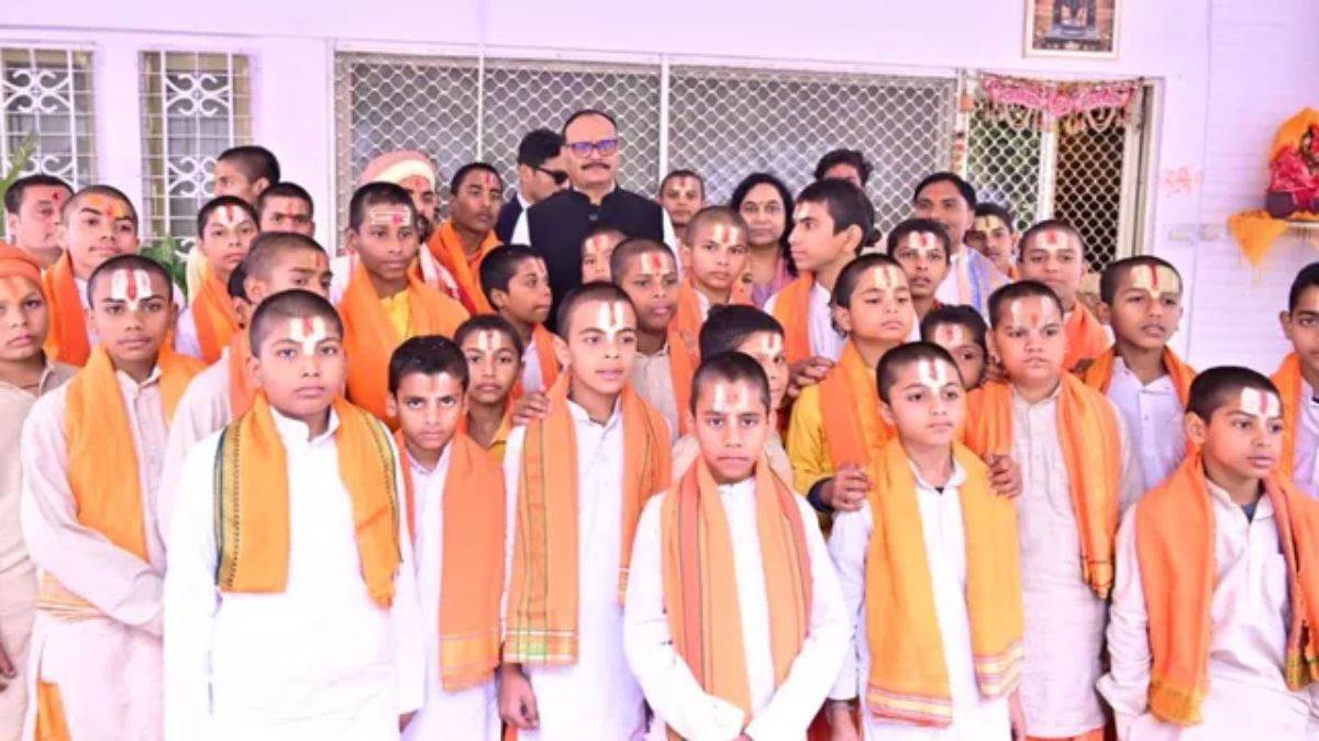 स्वामी अविमुक्तेश्वरानंद से जुड़े विवाद के बीच ब्रजेश पाठक ने 100 बटुकों का किया सम्मान, डैमेज कंट्रोल के पीछ क्या है BJP की रणनीति