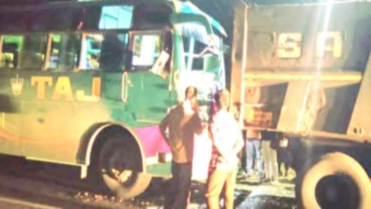 Betul Road Accident : सारणी में खड़े ट्रक में पीछे से टकराई यात्री बस, 10 घायल