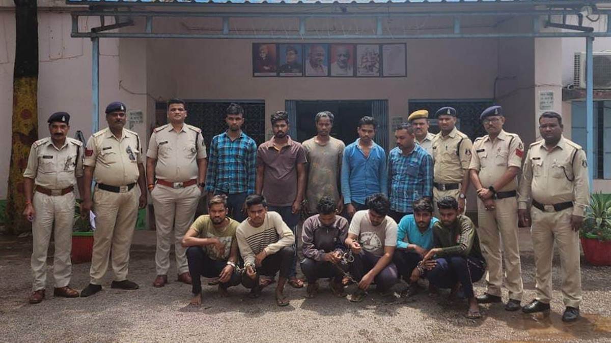 Dhamtari Crime News: युवक के हत्या मामले मेें सरपंच सहित 11 आरोपित गिरफ्तार, पैरावट जलाने की बात पर हुआ था विवाद