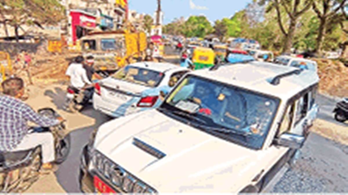 Gwalior Traffic News: एक तरफ की सड़क बनी, उस पर ही खड़े हो गए ठेले और कारें