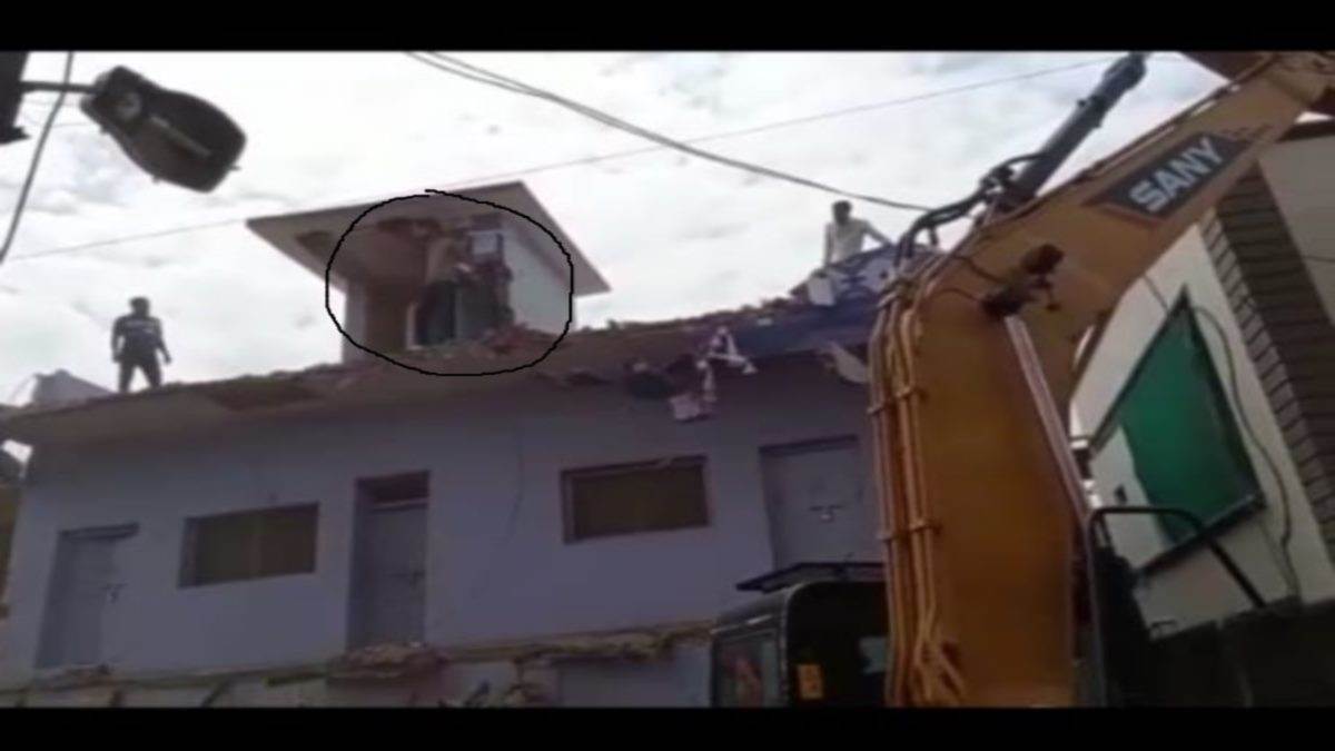 VIDEO Rajgarh News: अतिक्रमण हटाने के विरोध में तीसरी मंजिल पर चढ़ा युवक, कूदने की देने लगा धमकी