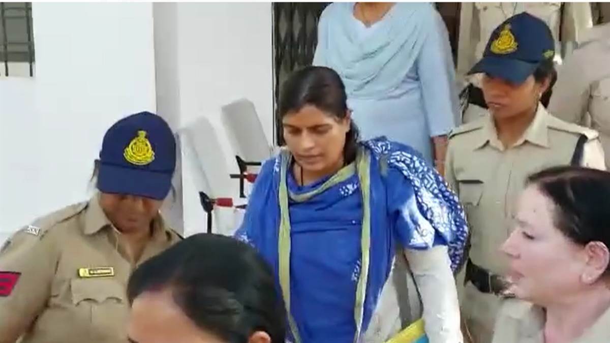 Ujjain News :  पूछताछ के बाद जेल अधीक्षक उषा राज की तबीयत बिगड़ी, गबन मामले में लिया था हिरासत में
