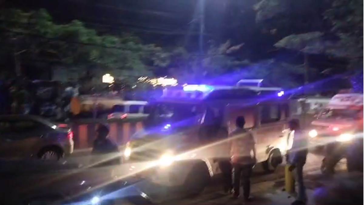 Indore Crime News: इंदौर में दीवार में जा घुसी तेज रफ्तार कार, घायल हुईं पार्टी गर्ल्स, देखें Video