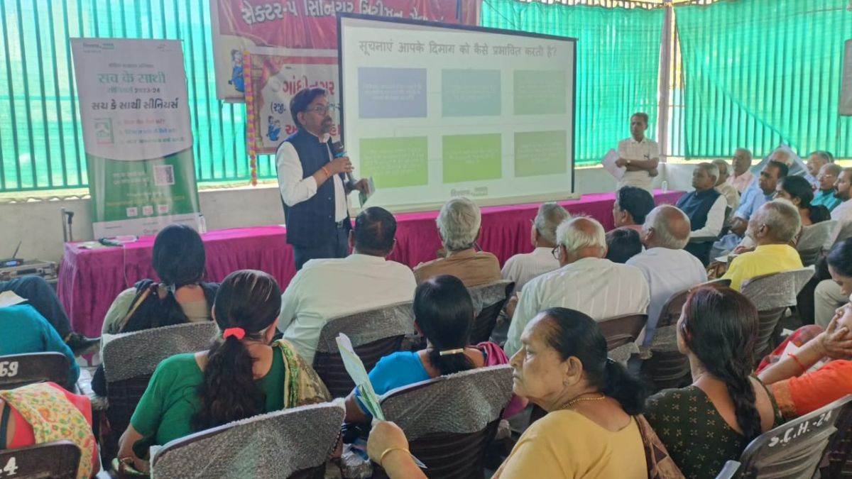 Sach Ke Sathi Seniors: गुजरात के गांधीनगर में वरिष्ठ नागरिकों को दी गई फैक्ट चेकिंग की ट्रेनिंग