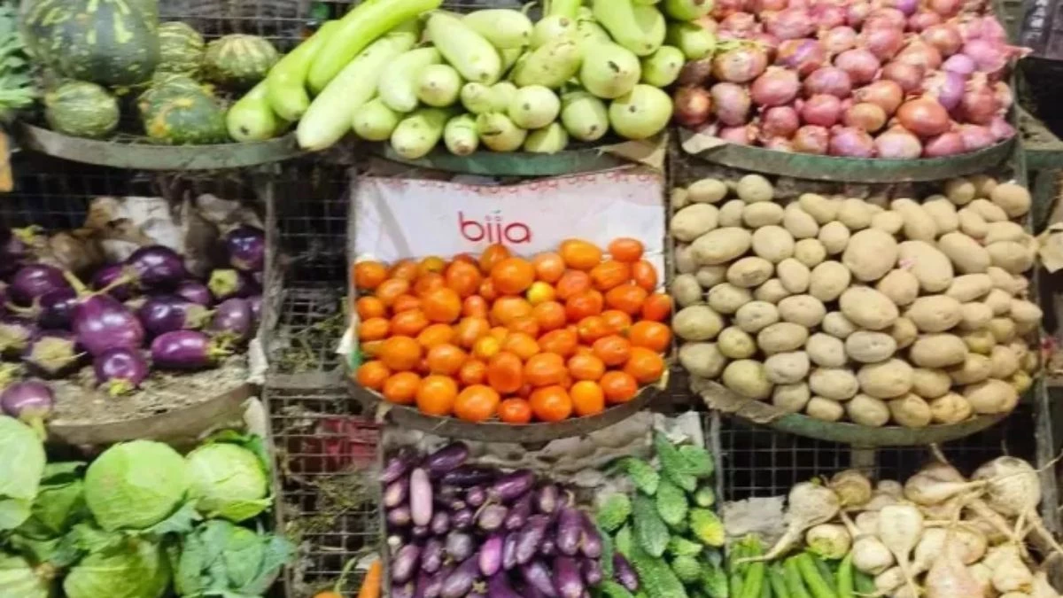 Vegetables Rate in Summer: गर्मी की शुरुआत में राहत… सस्ते हुए आलू-प्याज, टमाटर भी आम आदमी की पहुंच में