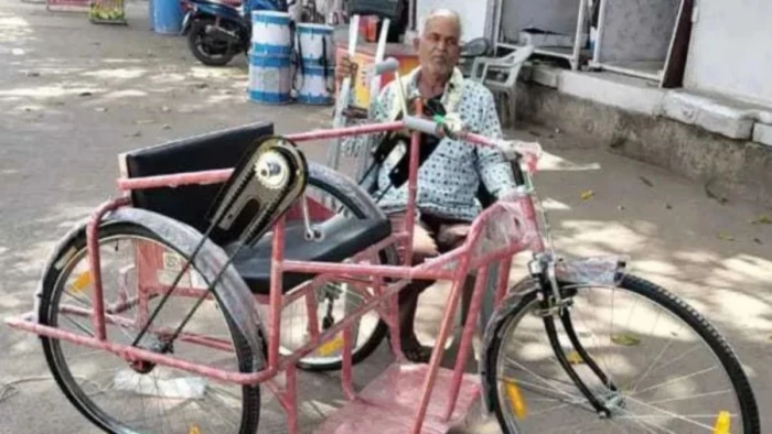 गुना में दिव्यांगों को बांटी गई 'कबाड़' ट्राइसिकल, सिंधिया की फटकार के बाद जागा प्रशासन, दिव्यांग को घर जाकर दी नई ट्राइसिकल