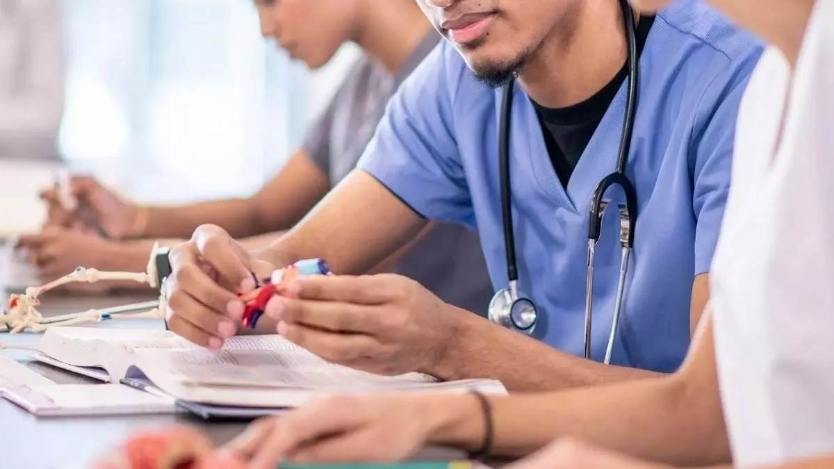 इंदौर में नई पहल... मेडिकल की पढ़ाई का तनाव दूर करेगा एमजीएम कॉलेज, छात्रों के लिए शुरू किया प्रदेश का पहला 'मेंटल वेलनेस' प्रोग्राम