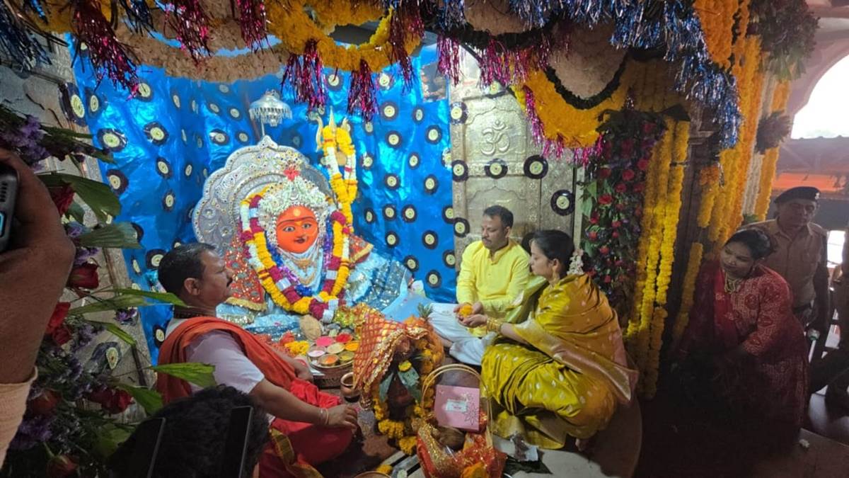 चैत्र नवरात्र की शुरुआत के साथ देवास की माता टेकरी पर उमड़ने लगे श्रद्धालु, गर्मी से बचाने परिक्रमा पथ पर बिछाया कारपेट