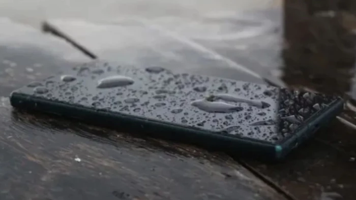भीगे फोन को बचाने का सिर्फ चावल ही नहीं है उपाय, इन तीन असरदार तरीकों को जरूर आजमाएं