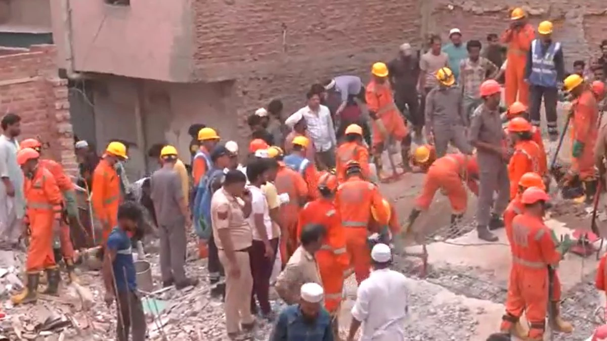 Delhi Building Accident: Woman alive from debris after 9 hours… still some people buried, rescue operation continues