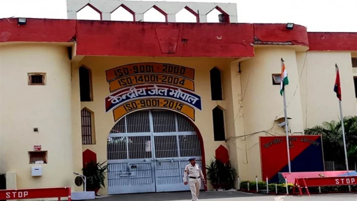 भोपाल सेंट्रल जेल में हड़कंप... गौशाला में काम करने वाले हत्या के दोषी ने लगाई फांसी