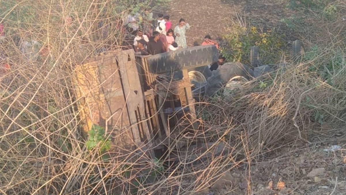 अनूपपुर जिले के ठाढ़पाथर में अचानक पलट गया ट्रैक्टर, चार लोगों की नीचे दबने से मौत