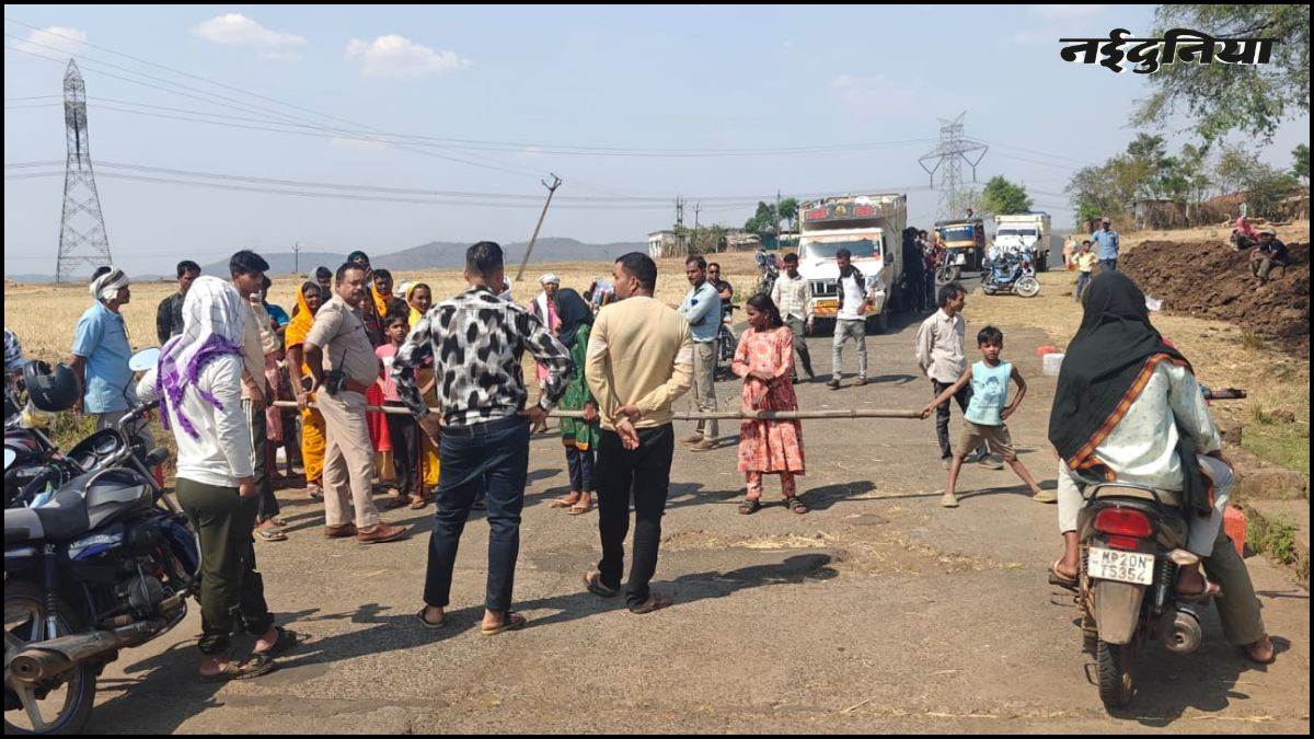 मछली पकड़ने से गंदा हुआ नदी का पानी, तो भड़के ग्रामीण, डिंडौरी-शहडोल मार्ग पर किया चक्काजाम