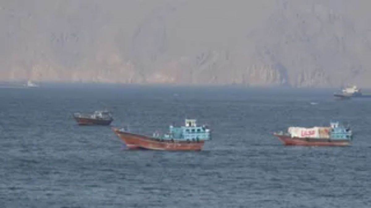 'आपने ही क्लीयरेंस दी थी, अब गोली चला रहे...', होर्मुज में गोलीबारी से मची अफरा-तफरी,  SOS ऑडियो आया सामने